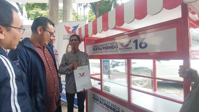 Dapat Gerobak Gratis, Pedagang asal Jakut: Terima Kasih atas Kepedulian Partai Perindo