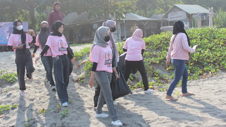 Pendukung Ganjar Bersihkan Pantai Sereg Cianjur agar Wisatawan Mau Berkunjung