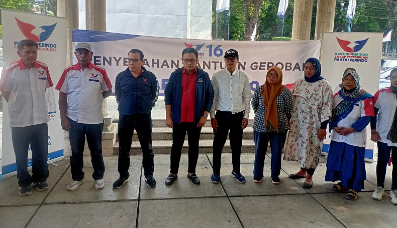 Aksi Nyata Peduli UMKM, Partai Perindo Bagikan Tiga Gerobak ke Pedagang