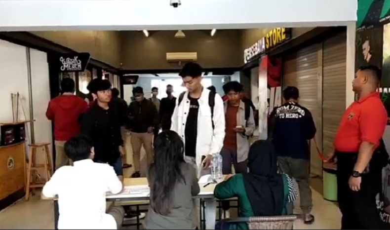 Antusias, Warga Surabaya Serbu Tempat Penukaran Tiket Laga Timnas Indonesia vs Palestina