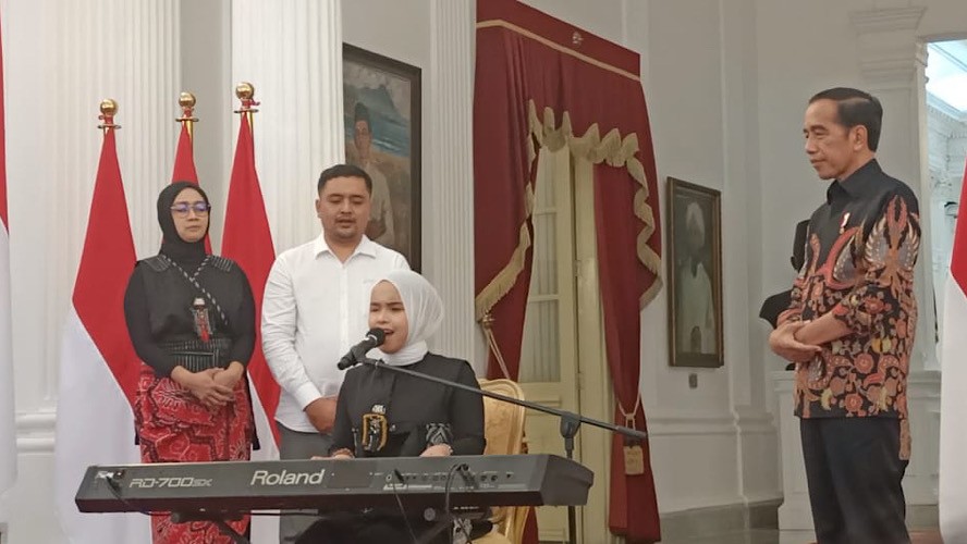 Bikin Bangga! Begini Potret Putri Ariani Nyanyikan Lagu Loneliness di Hadapan Presiden Jokowi