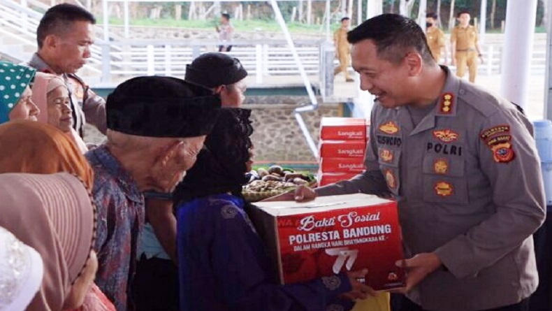 Kapolresta Bandung Rela Susuri Jalan Terjal demi Salurkan Bantuan ke Warga Pelosok