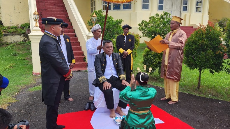 Letjen TNI (Purn) Joni Supriyanto Terima Gelar Kapita Tabu Malamo