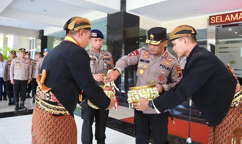 HUT ke-77 Bhayangkara, Polda Jateng Gelar Tradisi Penyerahan Air Suci untuk Pencucian Pataka