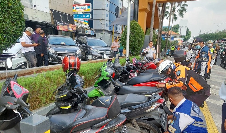 Dishub Depok Gencarkan Razia Parkir Liar di Margonda, Belasan Pengemudi Disanksi 