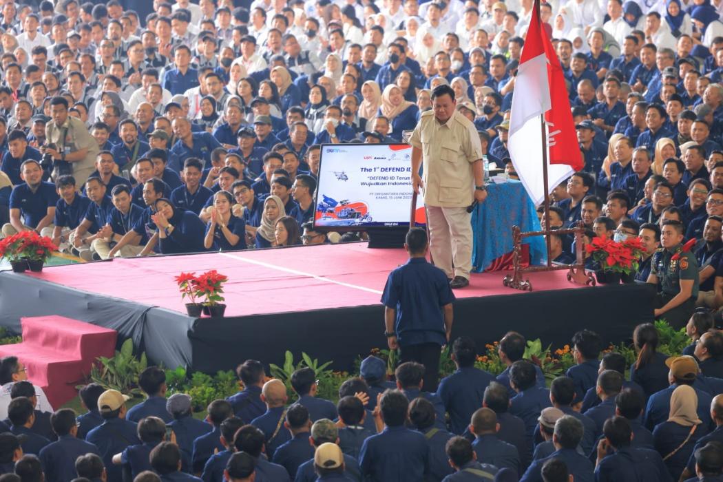 Disambut Yel-Yel, Prabowo Salami dan Tepuk Bahu Karyawan DEFEND ID