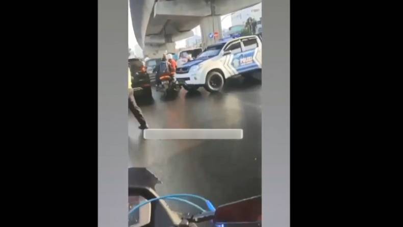 2 Polisi Diperiksa Propam Buntut Viral Mobil Patwal Tabrak Motor di Makassar