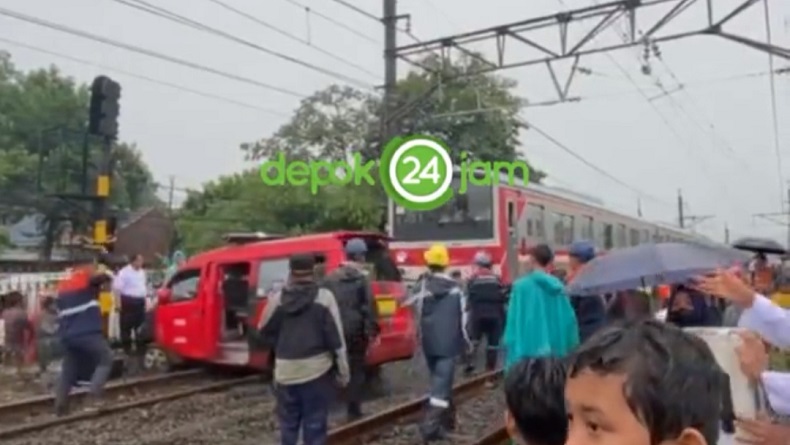 Angkot yang Tertabrak KRL di Citayam Sempat Terseret hingga 50 Meter
