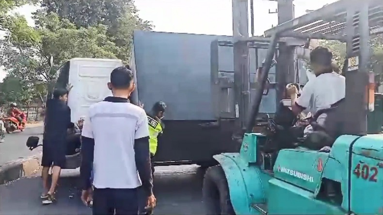 Kecelakaan di Sidoarjo, Truk Boks Terguling di Tengah Jalan Lalu Lintas Macet