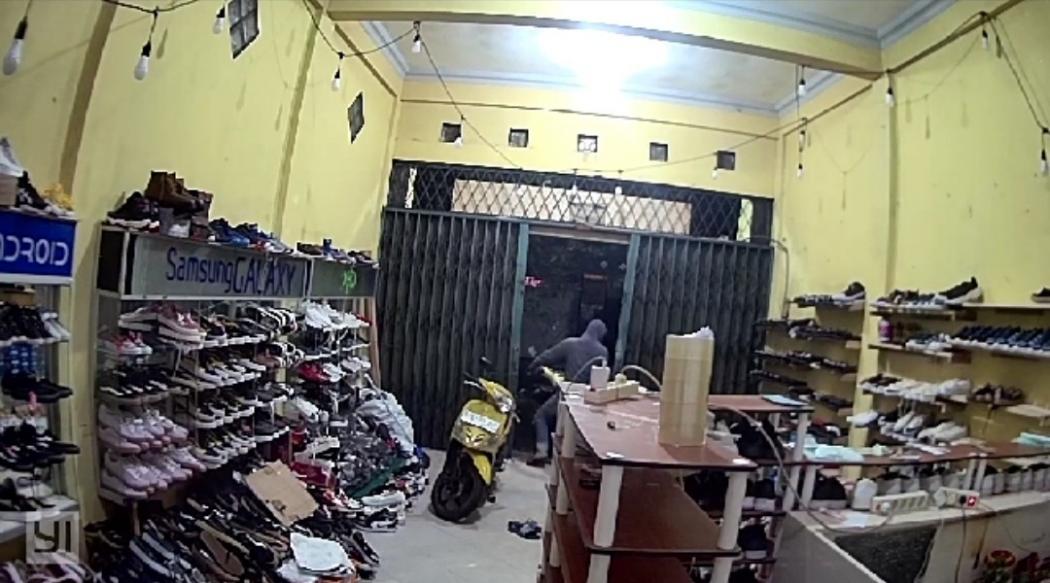 Terekam CCTV, Aksi Pencurian di Toko Sepatu Koja Jakut