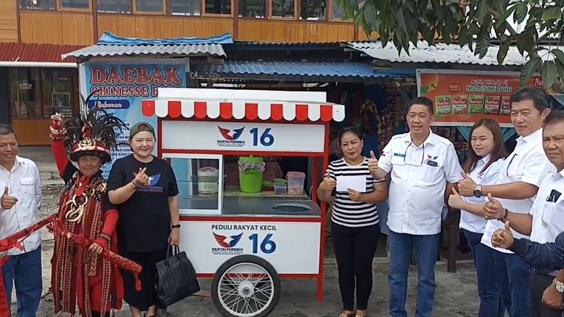 Partai Perindo Bagikan Gerobak Gratis dan Modal Usaha untuk Pelaku UMKM di Minahasa