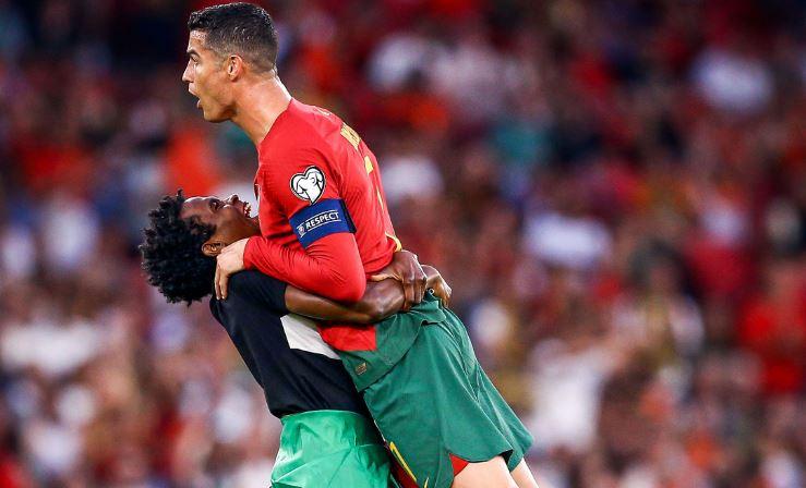 Fans Cristiano Ronaldo Nekat Masuk Lapangan, Berani Peluk hingga Lakukan Siu