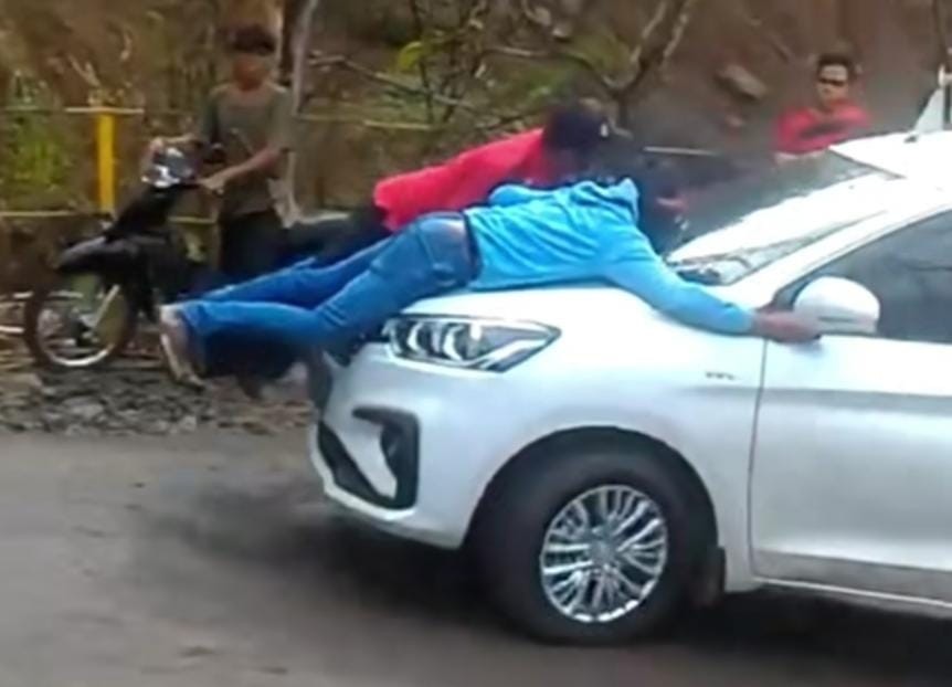 Aksi Nekat 2 Orang Nemplok di Kap Mesin Ertiga Biar Kuat Nanjak, Netizen: Kirain Lagi Syuting Film Action