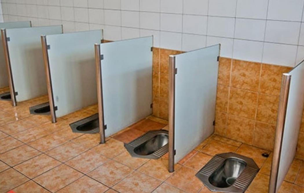 Toilet Umum SPBU di China Tanpa Pintu, Orang Indonesia yang Pakai Pasti Terasa Aneh