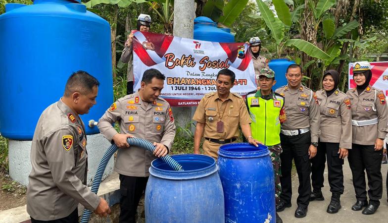  Hari Bhayangkara ke-77, Polres Salatiga Salurkan Bantuan Air Bersih ke Warga Argomulyo 