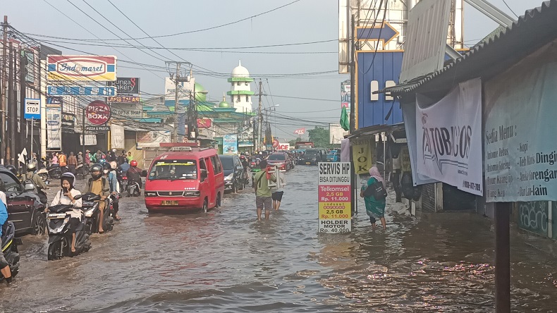 Jalan Sawangan-Mampang Depok Banjir meski Tak Hujan, Warga: Kiriman dari Bogor