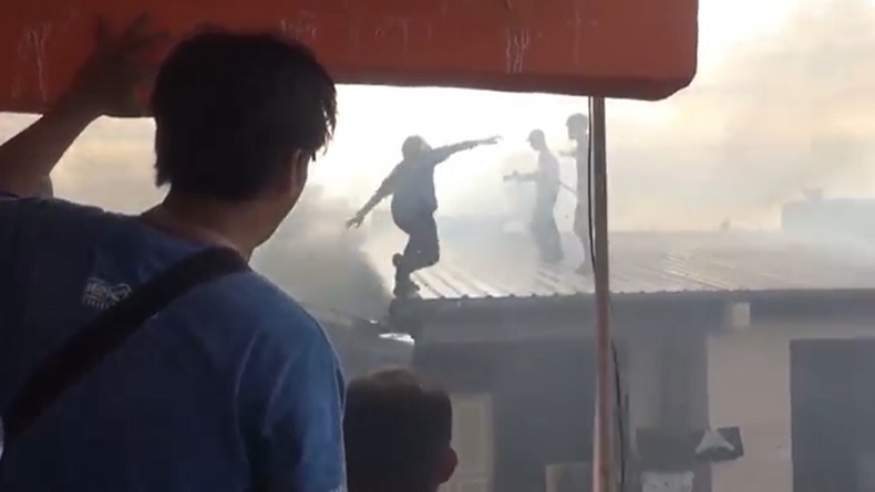 Kebakaran Hebat di Makassar, Petugas Damkar dan Warga Naik ke Atap Rumah Semprot Air