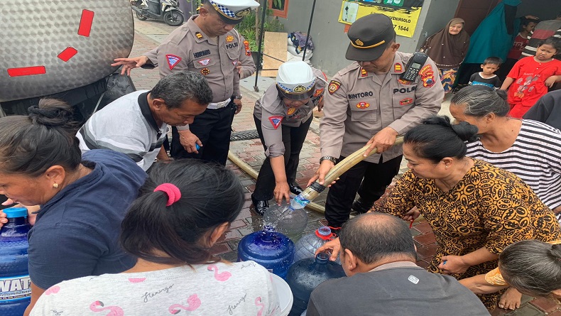 HUT Bhayangkara, Polresta Solo Salurkan Air Bersih untuk Warga di Kampung Mojo