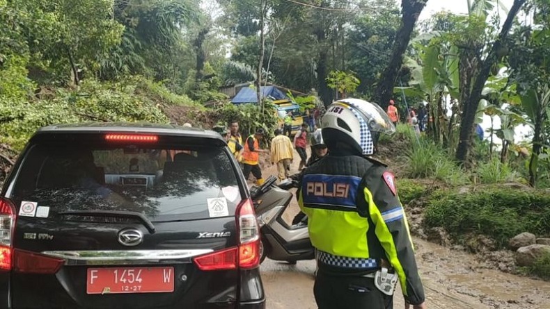 Jalur Selatan Cianjur Putus Tertimbun Batu dan Tanah Longsor