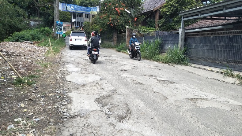 Jalan Alternatif dari Bandung ke Lembang KBB Rusak dan Sempit Dikeluhkan Wisatawan