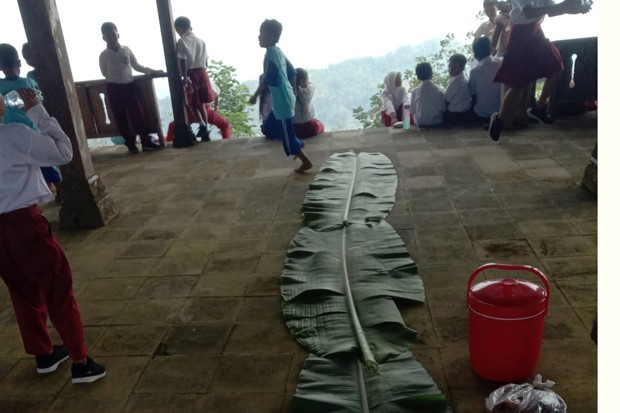 Tak Ada Wisuda, Siswa SD Gunung Gambar Rayakan Kelulusan dengan Sambelan Bersama