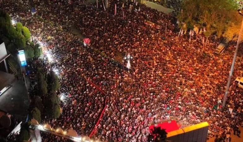 Penampakan Lautan Manusia di Tugu Titik Nol Solo saat Nobar Laga Indonesia Vs Argentina