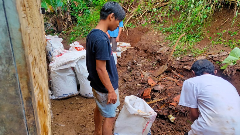 Tebing Longsor Rusak Rumah di Padalarang KBB, 2 KK Terpaksa Diungsikan