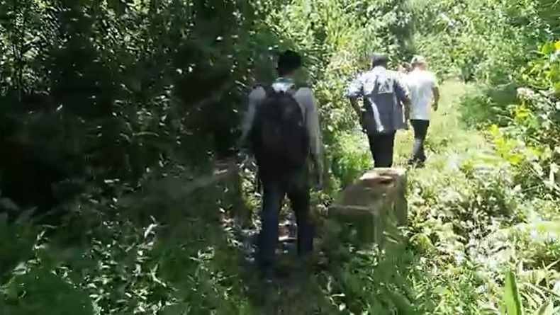 Akses Menuju Desa Nyaris Tak Berpenghuni di Madina, Jalan Setapak Bersemak Belukar