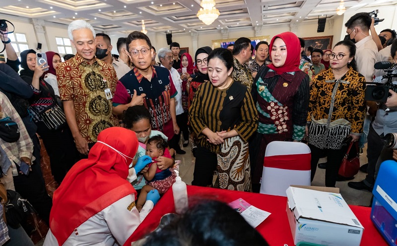 Bareng Ganjar dan Gibran, Puan Hadiri Pencanangan Imunisasi IPV 2 di Jateng