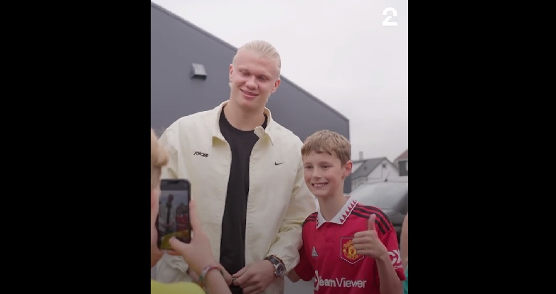 Erling Haaland Diajak Foto Fans Man United, Bomber Man City Lakukan Aksi Kocak Ini