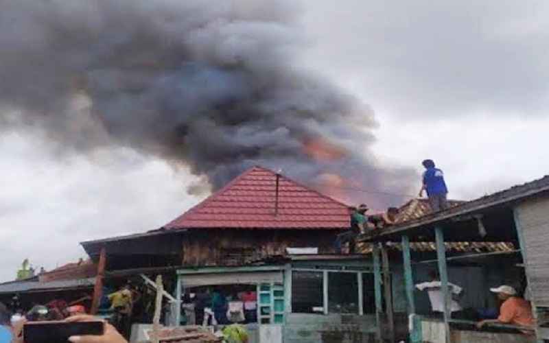 Kebakaran Hanguskan 2 Rumah di Tangga Takat, Diduga Sengaja Dibakar