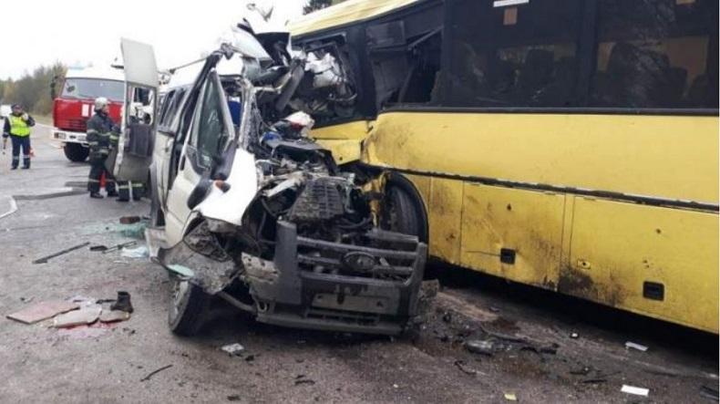 Kecelakaan 3 Kendaraan, 8 Orang Tewas 16 Luka