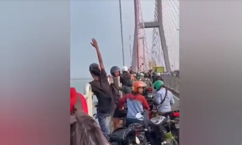 Kronologi Pria Bunuh Diri Lompat dari Jembatan Suramadu, Pesan Istri untuk Jaga Anak