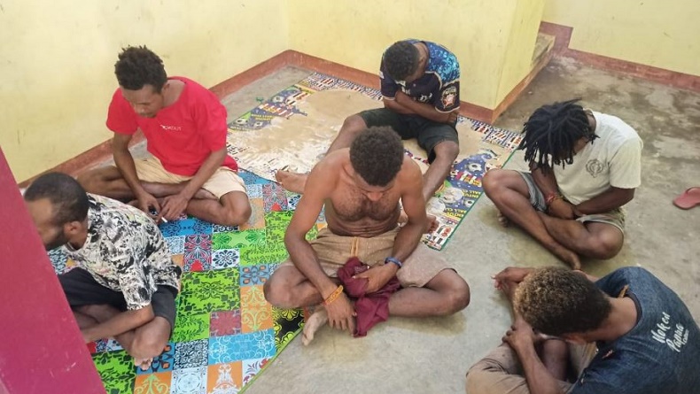 Mabuk lalu Palang Jalan Trans Papua, 6 Pemuda di Keerom Ditangkap Polisi