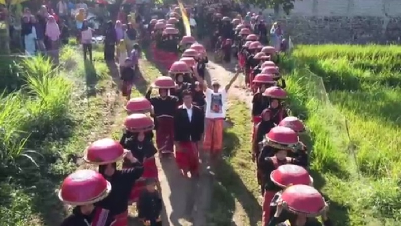 Ritual Ngalun Aik, Tradisi Unik Suku Sasak Merayu Sumber Air Agar Tetap Mengalir