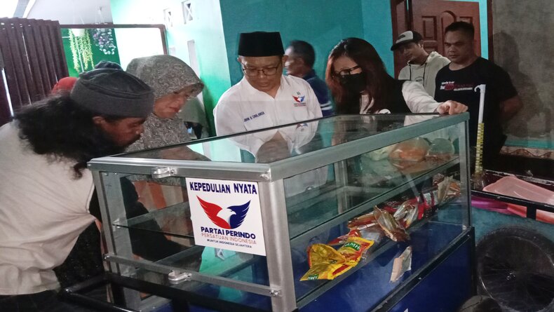 Tebar Bantuan Gerobak di Bandung, Partai Perindo Mantap Jadi Sahabat Pelaku UMKM