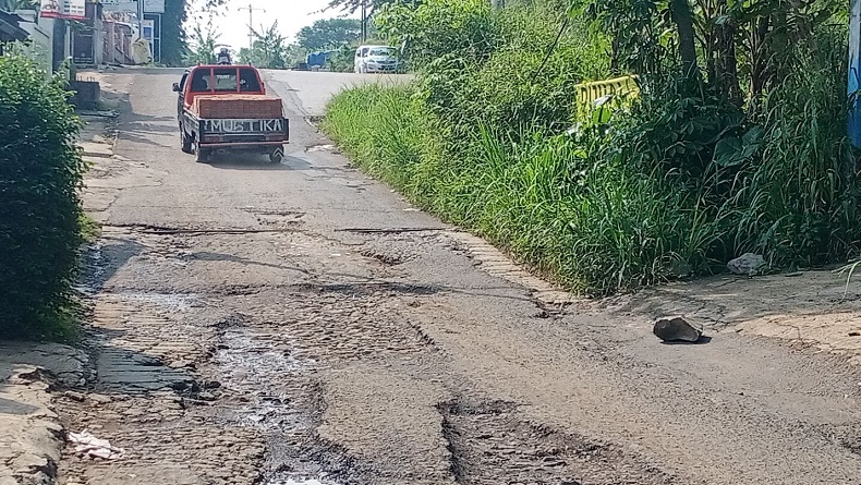 Pipa Air Kerap Bocor Sebabkan Jalan Dekat Gerbang Pemda KBB Rusak Berat