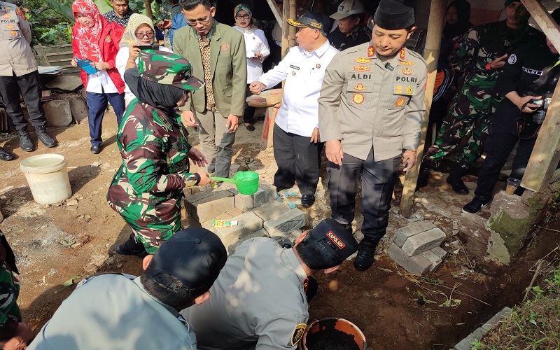 Polres Cimahi Rehab Rumah Ibu Ayi yang Kakinya Diamputasi di Lembang KBB