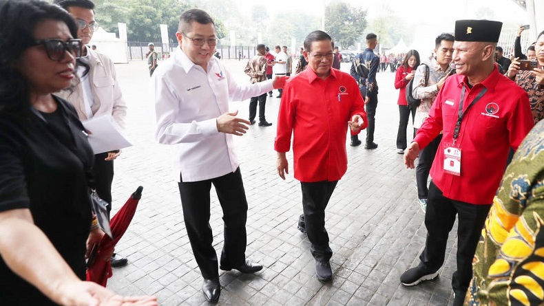 Momen HT Hadiri Puncak Peringatan Bulan Bung Karno di Stadion GBK