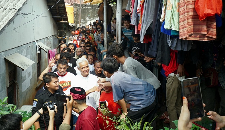 Ganjar Pranowo Disambut Antusias saat Sambangi Jati Padang, Warga: Presiden Gue Nih