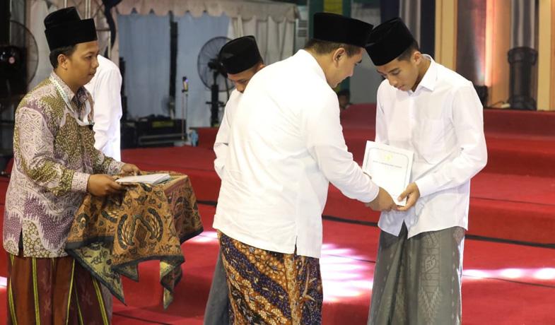 Gus Yasin Serahkan Santunan ke Santri Penghafal Alquran: Pemerintah Harus Beri Contoh