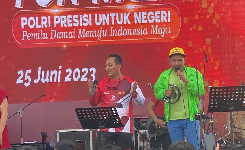 Saat Kapolri Luwes Bernyanyi dan Berjoget Hibur Peserta Fun Walk Hari Bhayangkara di Monas