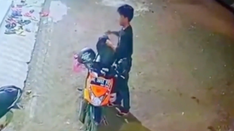 Pemuda di Mamuju Tengah Curi Tas Isi Uang di Parkiran Masjid, Aksinya Terekam CCTV