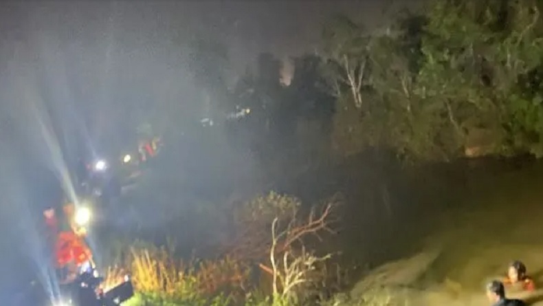 Aksi Relawan Damkar Terjun ke Sungai Isi Penampungan Air untuk Padamkan Karhutla di Kalsel