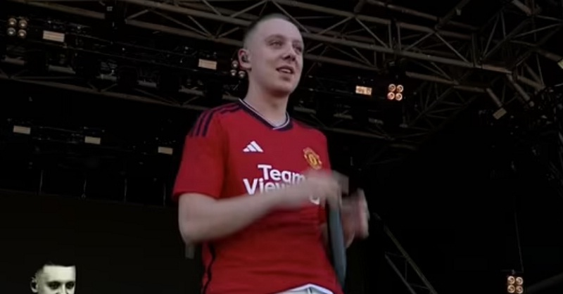 Jersey Baru Man United Dibocorkan Penyanyi Inggris saat Konser, Begini Penampakannya