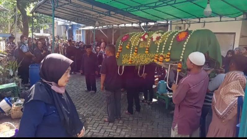 Tangis Haru Iringi Pemakaman Mahasiswi Undip yang Meninggal saat Mendaki Gunung Lawu