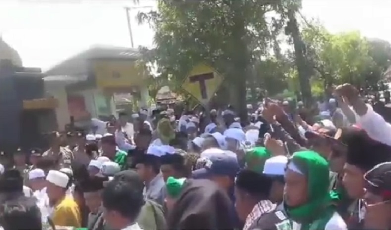 Ratusan Umat Islam Kepung Kemenag Sampang, Desak Pemerintah Tutup Ponpes Al Zaytun