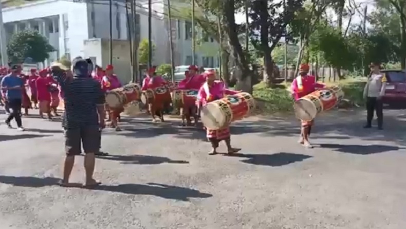 Waduh, Aksi Demo Bawa Gendang Belek di Lombok Berakhir Baku Hantam dengan Massa Tandingan