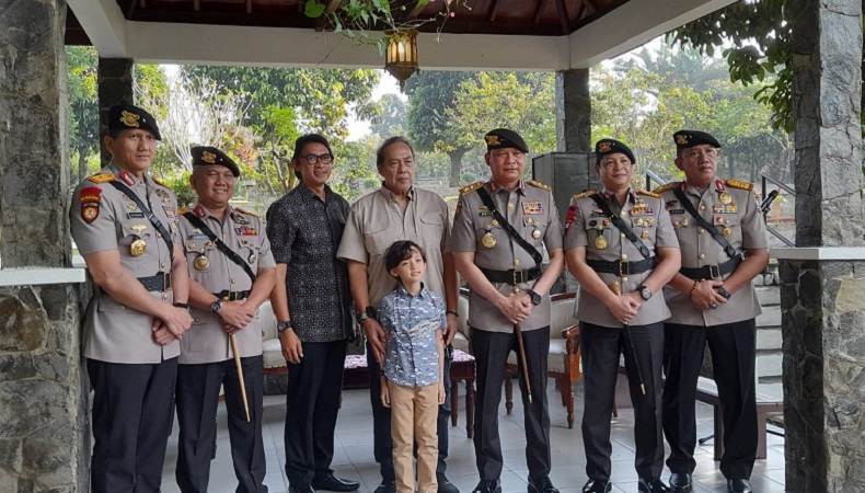Sambut HUT ke-77 Bhayangkara, Pasukan Gegana Brimob Ziarah ke Makam Jenderal Hoegeng 