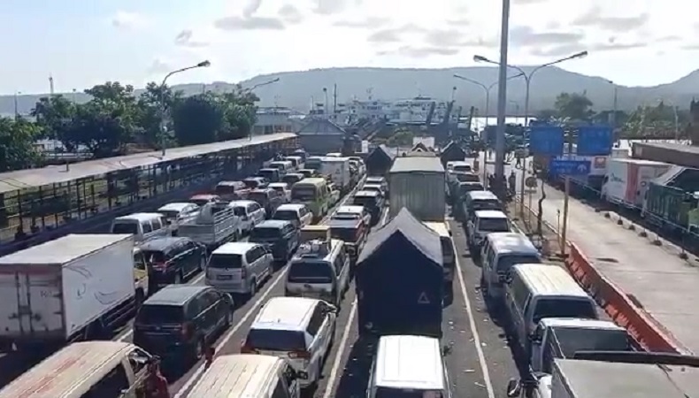 Pelabuhan Gilimanuk Macet Parah, Pengendara Terjebak Antrean hingga 3 Km